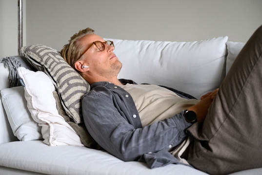 Oscar Sundh, assisterande sportchef/scout i HV71, vilar i