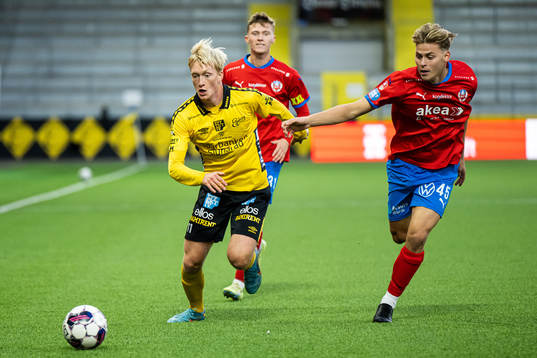 Elfsborgs Carl Mauritzson i kamp med Helsingborgs Daniel Bergman