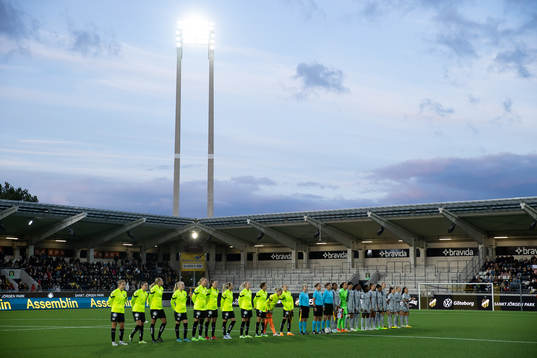 Players of Häcken and of Paris Saint Germain