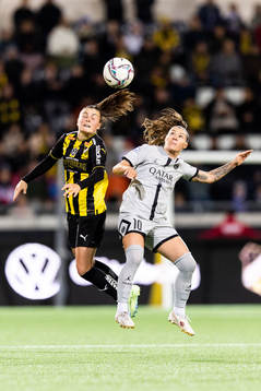 Hanna Wijk of Häcken and Ramona Bachman of Paris