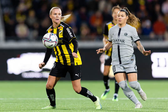 Josefine Rybrink of Häcken and Ramona Bachman of Paris Saint Germain