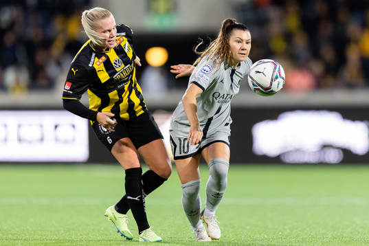 Josefine Rybrink of Häcken and Ramona Bachman of Paris Saint Germain