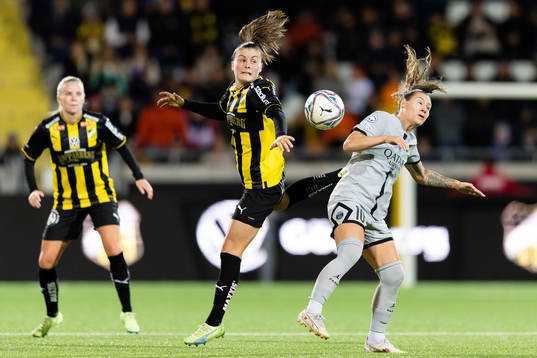 Hanna Wijk of Häcken and Ramona Bachman of Paris Saint Germain