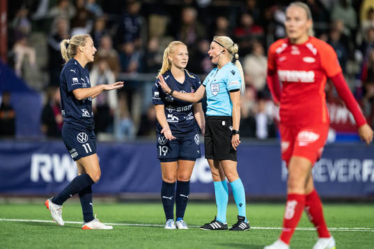 Mimmi Larsson and Sofie Bruun Bredgaard of FC Rosengård talking to referee Ewa Augustyn