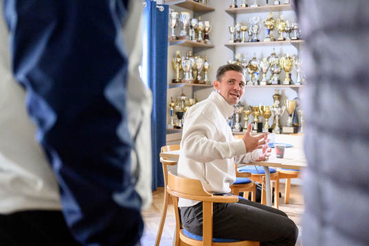 Värnamos assisterande tränare David Selini och tränare Kim Hellberg hälsar på Marcus Antonsson