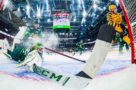 Färjestads Joakim Nygård och målvakt Dennis Hildeby