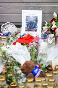 Blommor och ljus ligger på platsen där Ulf Sandberg