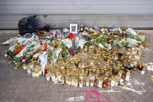 Blommor och ljus ligger på platsen där Ulf Sandberg