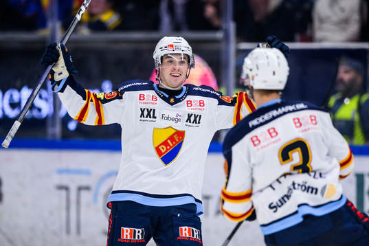 Djurgårdens Noah Östlund jublar tillsammans med 1-3 målskytten Alexander Ytterell