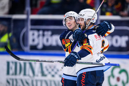 Djurgårdens Alexander Ytterell (th) jublar tillsammans med Noah Östlund efter 1-3