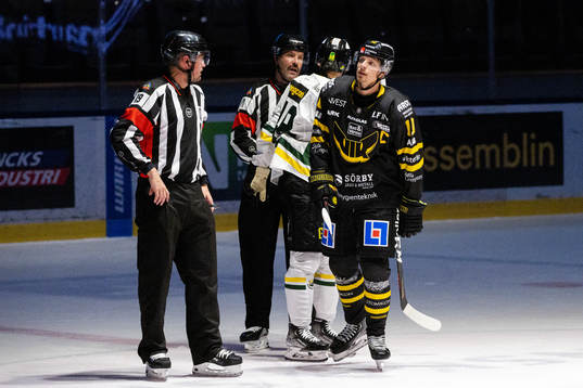 Västerås Jimmie Jansson i samtal med Domare David Laksola