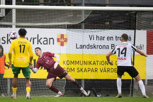 Landskronas Erik Pärsson skickar bollen bakom Dalkurds målvakt Jonathan Viscosi