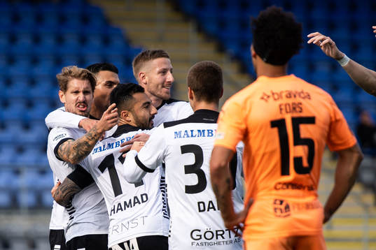 Örebros Daniel Björnkvist jublar med lagkamrater