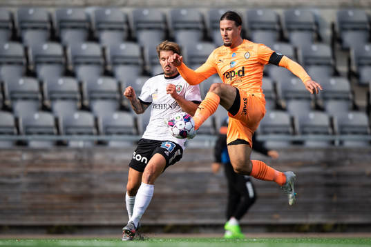 Örebros Daniel Björnkvist och AFC Eskilstunas Abdelkarim