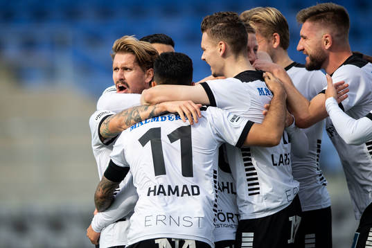 Örebros Daniel Björnkvist jublar med lagkamrater