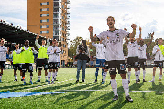 Örebros Daniel Björnkvist jublar