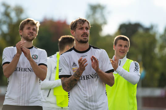 Örebros Daniel Björnkvist jublar