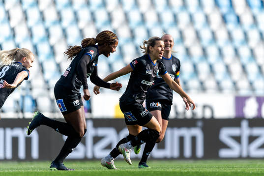 Växjös Olivia Mattsson, Evelyn Ijeh, Mimmi Strömgren och Emma Pennsäter jublar efter 0-1