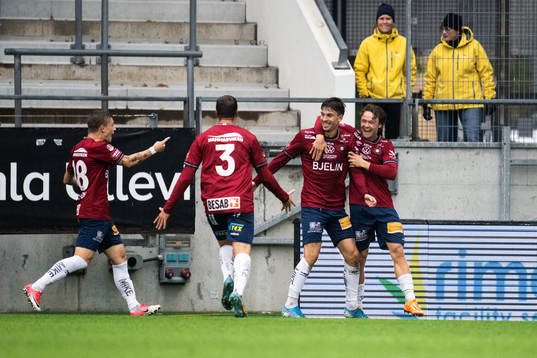 Örgrytes Daniel Paulson jublar med Anton Andreasson,