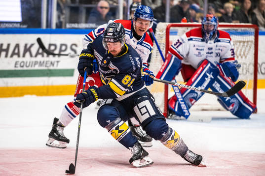 HV71s Mikkel Bödker och Oskarshamns Johan Johnsson i kamp