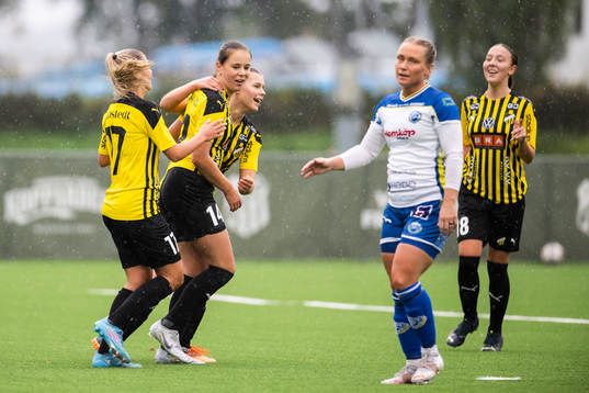 Häckens Novalie Jensen, Matilda Ekblom och Elin Flakberg och Moa Eklund jublar
