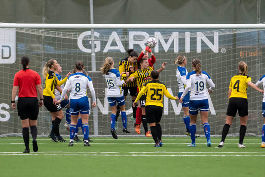 Häckens målvakt Kajsa Wallem boxar undan bollen