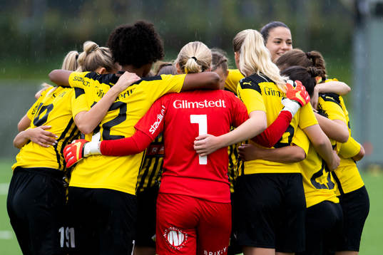 Häckens spelare innan fotbollsmatchen i Division Ett Mellersta Götaland mellan Häcken och Onsala den 1 oktober 2022 i Göteborg. 