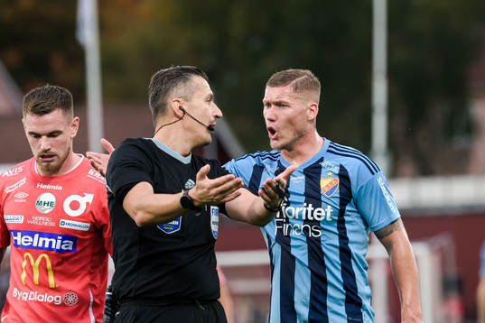 Domare Bojan Pandzic i samtal med Djurgårdens Victor Edvardsen
