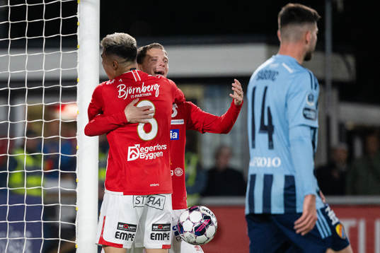 Degerfors Diego Campos och Johan Bertilsson jublar