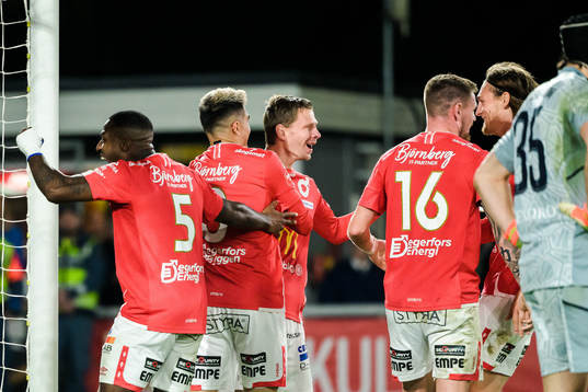 Degerfors Johan Bertilsson och Gustav Granath jublar