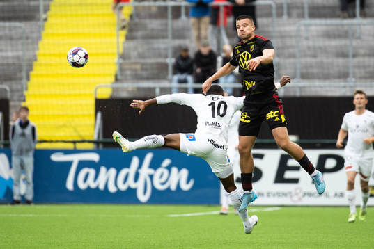 Östersunds Kristian Novak och Halmstads Sadat Karim