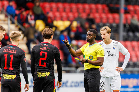 Domare Fredrik Oppong i samtal med Östersunds Cesar Weilid
