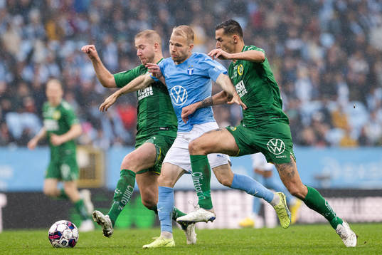 Malmö FFs Oscar Lewicki i en kamp mot Hammarbys Darijan Bojanic och Loret Sadiku