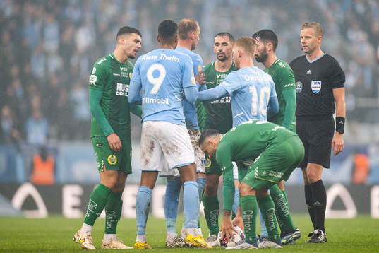 Malmö FFs Ola Toivonen, Isaac Kiese Thelin och Anders Christiansen i samtal med Hammarbys Edvin Kurtulus , Loret Sadiku, Nahir Besara och Mohanad Jeahze 