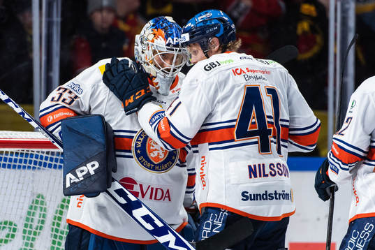 Växjös målvakt Emil Larmi och Ludvig Nilsson jublar