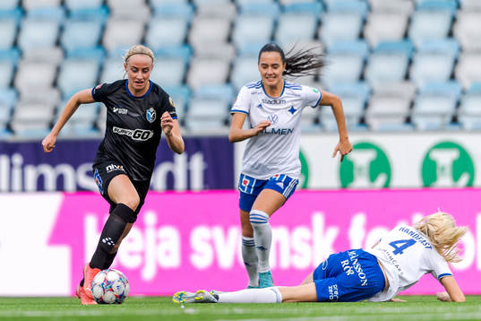 Växjös Hanna Stokki mot IFK Norrköpings Selma Cajlakovic och Ebba Handfast