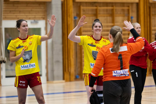 Tyresös Fanny Norsten och Julia Lönnborg jubelar med