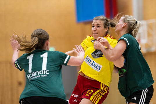 Helsingborgs målvakt Johanna Brejding och Moa Lindén mot
