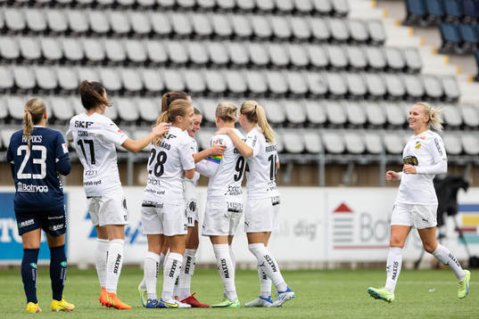 Häckens spelare jublar efter 0-3 av Pauline Hammarlund