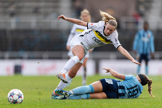 AIKs Olivia Lindstedt och Djurgårdens Lova Lundin