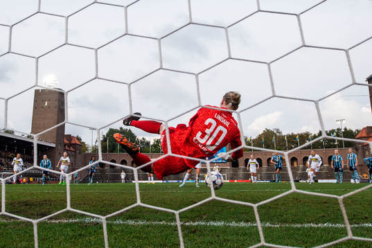 Djurgårdens målvakt Hedvig Lindahl räddar straff