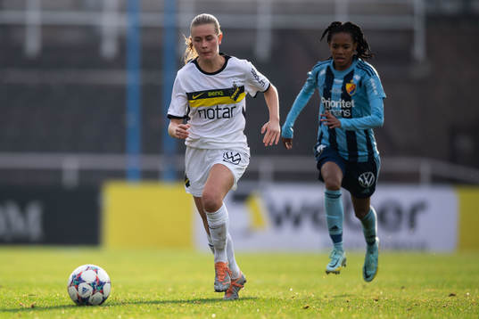 AIKs Olivia Lindstedt och Djurgårdens Linda Maserame Motlhalo