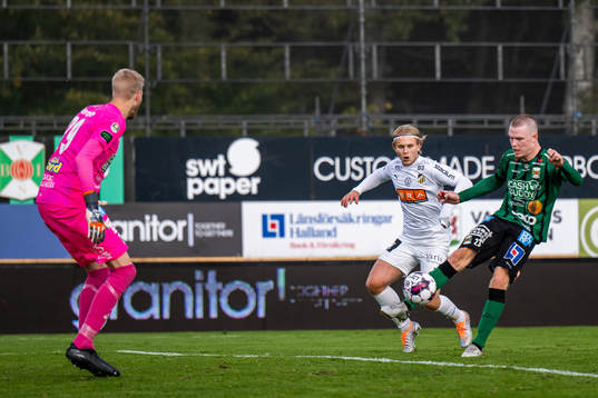 Varbergs målvakt Fredrik Andersson och Anton Liljenbäck i kamp med Häckens William Nilsson