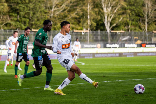 Varbergs Gideon Mensah och Häckens Momodou Lamin Sonko