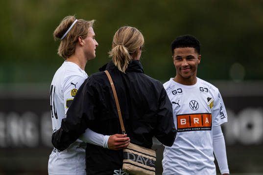 Häckens William Nilsson, styrelseledamot Louise Karlsson och Momodou Lamin Sonko