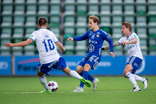 IFK Norrköpings Jonathan Levi och Ari Freyr Skulason i duell med GIF Sundsvalls Saku Ylätupa