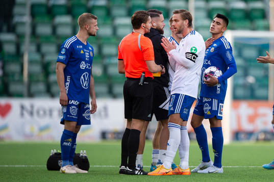 IFK Norrköpings Christoffer Nyman pratar med domare Joakim Östling och har synpunkter på hur GIF Sundsvalls Joe Corona använder sina armbågar