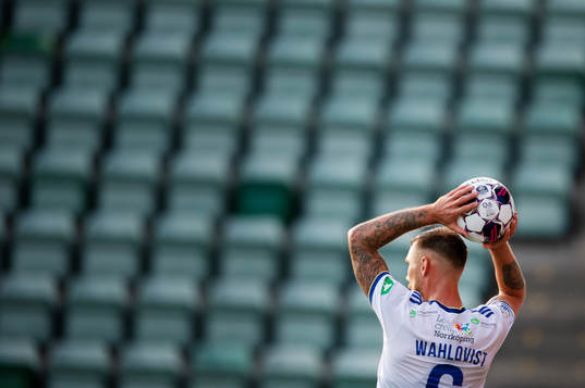 IFK Norrköpings Linus Wahlqvist Egnell med ett inkast