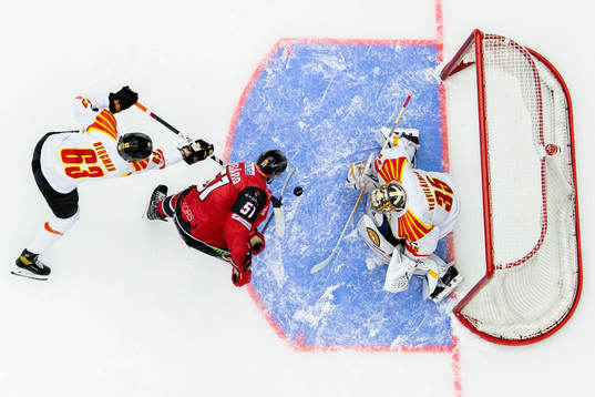 Malmö Redhawks Emil Sylvegård oroar mot Brynäs Julius