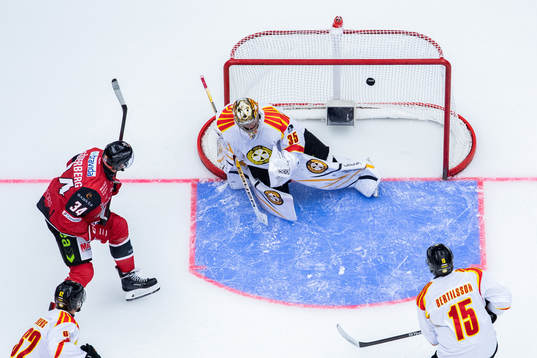 Malmö Redhawks Carl Söderberg gör 1-0 bakom Brynäs